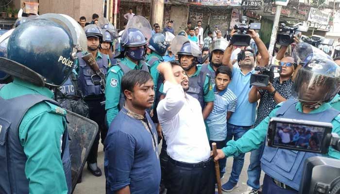 বিএনপি কার্যালয়ের সামনে ‘জনতা পার্টির’ বিক্ষোভ, আটক ৩