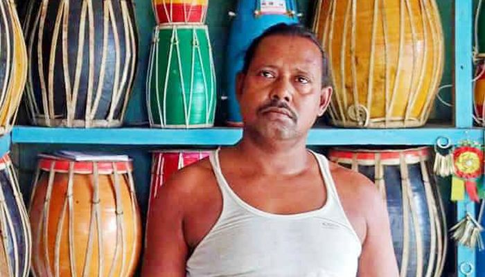 ঢাকের বাদ্যে জীবন চলে