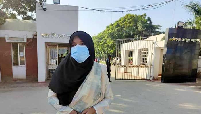 অবশেষে কারাগার থেকে মুক্তি পেলেন জবি শিক্ষার্থী খাদিজা