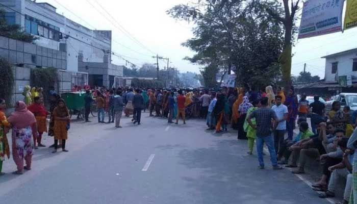 গ্রেপ্তার আতঙ্কে সাভারের পোশাকশ্রমিকরা