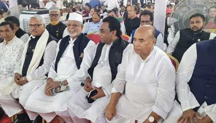 গণভবনের ভেতরে অপেক্ষমান নেতারা । প্রবা ফটো