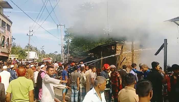 রামগঞ্জে আগুনে পুড়ল পাঁচ ব্যবসাপ্রতিষ্ঠান