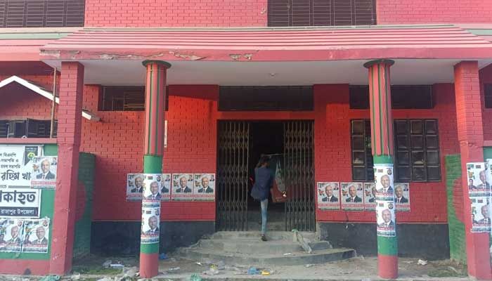 শাহজাহান ওমরের বাড়ি থেকে নামিয়ে ফেলা হলো বিএনপির সাইনবোর্ড
