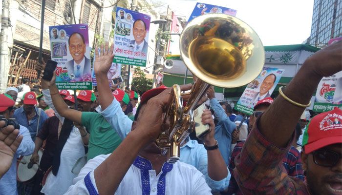 উৎসবমুখর পরিবেশে আওয়ামী লীগের মননোয়নপত্র বিক্রি