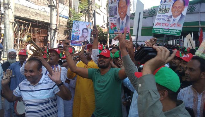 উৎসবমুখর পরিবেশে আওয়ামী লীগের মননোয়নপত্র বিক্রি