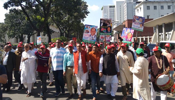 উৎসবমুখর পরিবেশে আওয়ামী লীগের মননোয়নপত্র বিক্রি