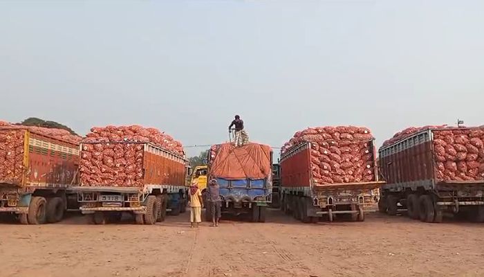 হিলি স্থলবন্দরে এক দিনে রেকর্ড আলু আমদানি