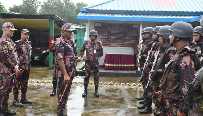 বাংলাদেশ-মিয়ানমার সীমান্ত পরিদর্শন করলেন বিজিবিপ্রধান
