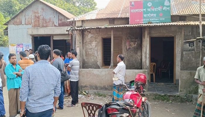 সিরাজগঞ্জে মুক্তিযোদ্ধা ও আওয়ামী লীগ কার্যালয়ে পেট্রলবোমা হামলা