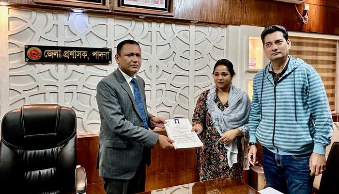 মনোনয়নপত্র জমা দিলেন কণ্ঠশিল্পী ডলি সায়ন্তনী