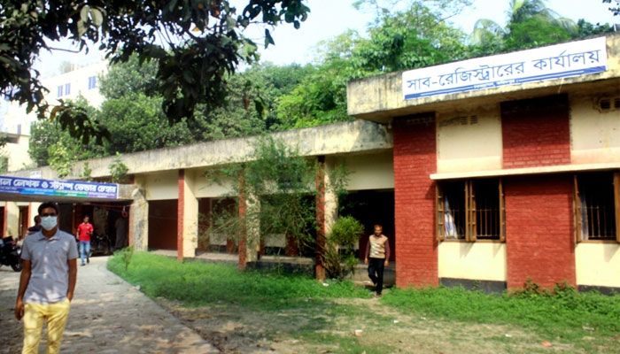 জমি নিবন্ধনে অতিরিক্ত অর্থ আদায়ের অভিযোগ