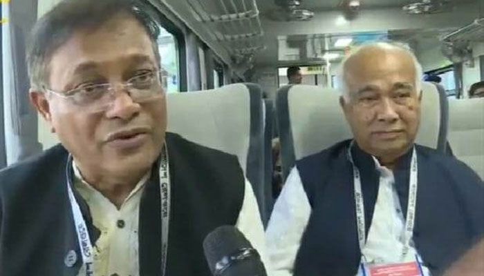 তথ্যমন্ত্রী ও চট্টগ্রাম-৭ আসনের এমপি হাছান মাহমুদ ট্রেনে বসে এ প্রতিক্রিয়া ব্যক্ত করেন।