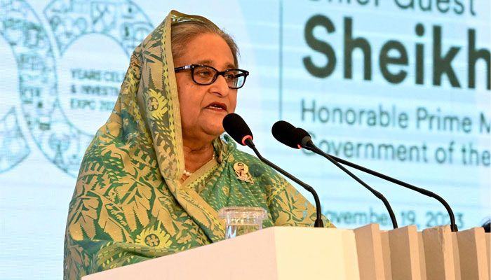 ‘হোটেল রেডিসন ব্লু’তে ফরেন ইনভেস্টরস্ চেম্বার অব কমার্স অ্যান্ড ইন্ডাস্ট্রির ৬০ বছর পূতি উদযাপন এবং দুইদিন ব্যাপী ইনভেস্টমেন্ট এক্সপো-২০২৩ এর উদ্বোধনকালে প্রধান অতিথির বক্তব্য দেন প্রধানমন্ত্রী। ছবি : পিআইডি
