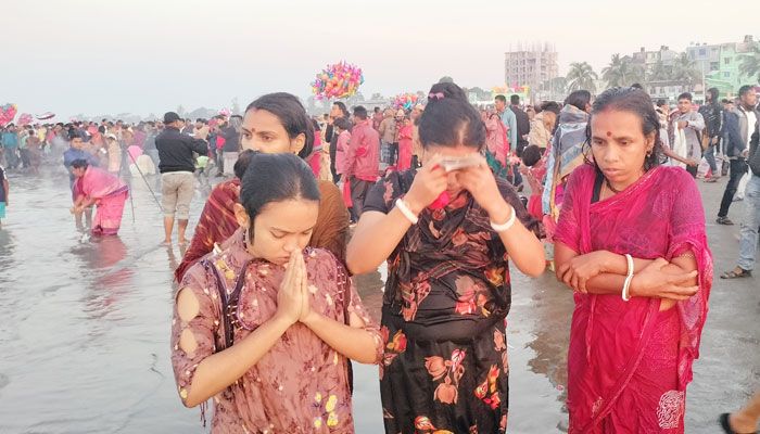 পুণ্যস্নানের মাধ্যমে শেষ হলো রাস উৎসব