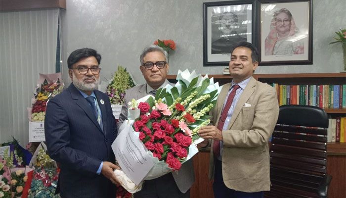 ঢাবির নবনিযুক্ত উপাচার্যকে মানারাত ইউনিভার্সিটির ভিসির শুভেচ্ছা