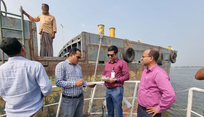 শীতলক্ষ্যায় ৬ নৌযানকে ৭১ হাজার টাকা জরিমানা