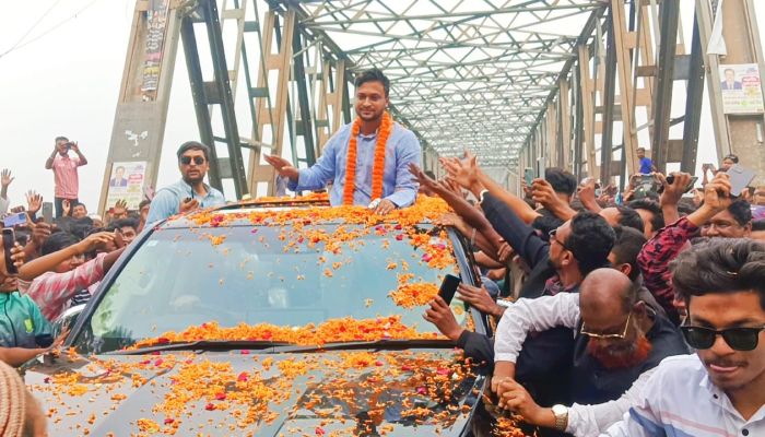 আওয়ামী লীগের প্রার্থী হয়ে প্রথমবার মাগুরায় সাকিব, জাঁকজমক বরণ