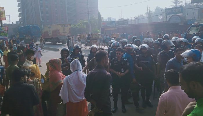 গাজীপুরে পুলিশ ও শ্রমিকের ধাওয়া-পাল্টাধাওয়া, কারখানায় ছুটি ঘোষণা