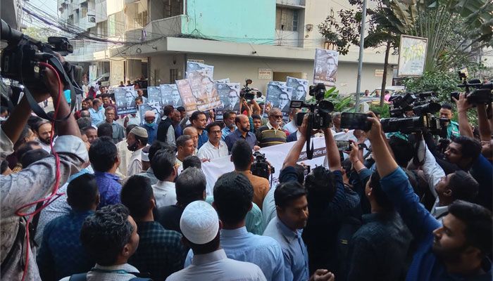 তৈমূর আলম খন্দকারের নেতৃত্বে ৩০-৪০ জনের একটি মিছিল আসে ঢাকা বিভাগীয় কমিশনারের কার্যালয়ের সামনে। প্রবা ফটো