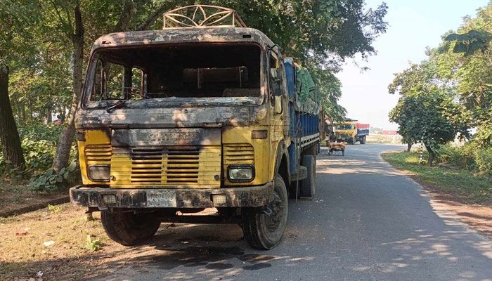 সিরাজগঞ্জে মধ্যরাতে ট্রাকে আগুন