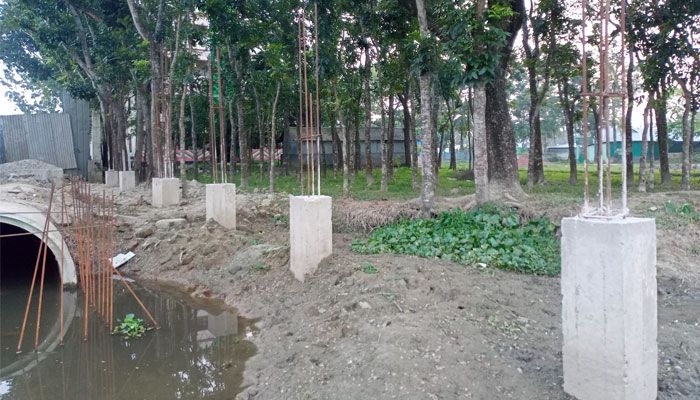 জাতীয় কবি কাজী নজরুল ইসলাম বিশ্ববিদ্যালয়ে অসম্পন্ন সীমানা প্রাচীরের কাজ। প্রবা ফটো 