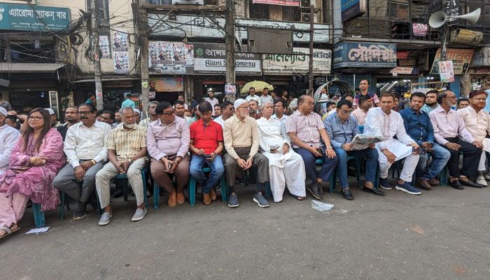 বঙ্গবন্ধু অ্যাভিনিউতে সতর্ক অবস্থানে আওয়ামী লীগ