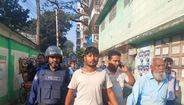 বগুড়ায় গাড়ি ভাঙচুরের সময় দুজন আটক, ককটেল উদ্ধার