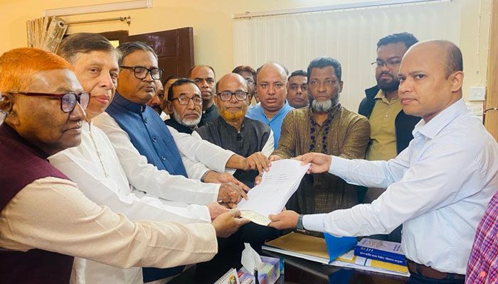 ওবায়দুল কাদেরের মনোনয়নপত্র জমা দিলেন কাদের মির্জা