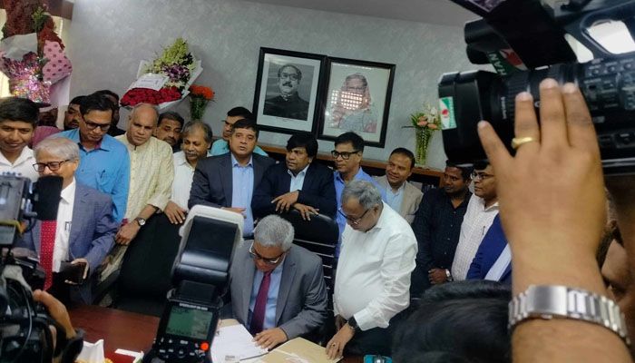 ঢাবির ২৯তম উপাচার্য হিসেবে দায়িত্ব নিলেন অধ্যাপক মাকসুদ কামাল