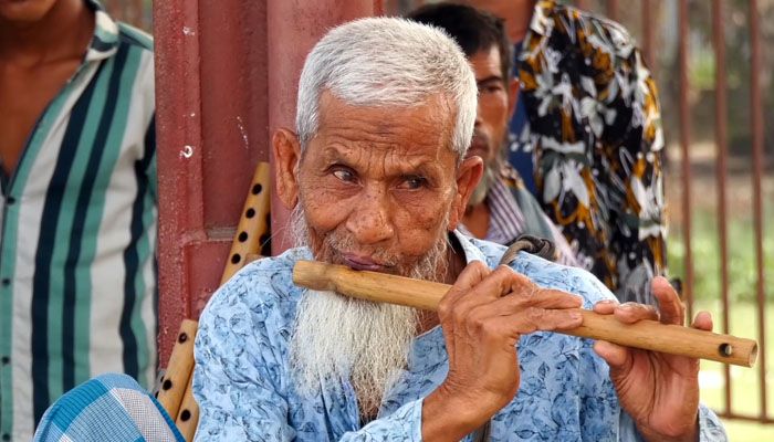 বাঁশির সুরে চলে সংসার