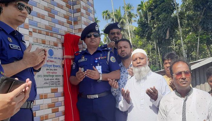 বাকেরগঞ্জে ট্রাফিক পুলিশ বক্স ও নাগরিক সেবা কেন্দ্র উদ্বোধন 
