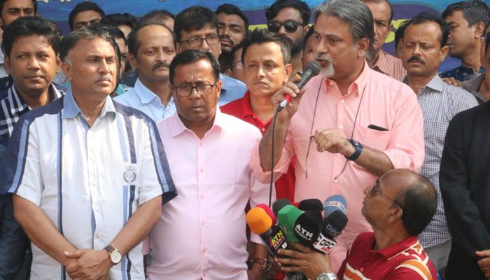 শ্যামলীতে অবস্থান কর্মসূচিতে প্রধান অতিথি হিসেবে বক্তব্য রাখেন যুবলীগের চেয়ারম্যান শেখ ফজলে শামস্ পরশ। প্রবা ফটো