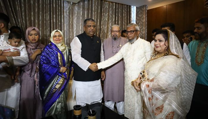 নগর ভবনে আনুষ্ঠানিকভাবে মেয়রের দায়িত্ব নেন আনোয়ারুজ্জামান। প্রবা ফটো