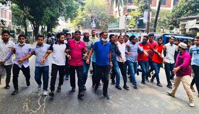 ঢাকায় পাঁচ এলাকায় স্বেচ্ছাসেবক দলের বিক্ষোভ-পিকেটিং