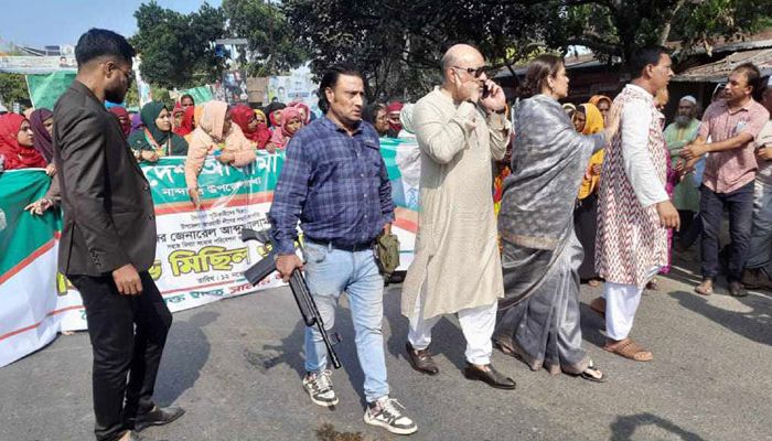 নান্দাইলে মিছিলে অস্ত্রধারী সেই ব্যক্তি সাবেক এমপির জামাতার দেহরক্ষী