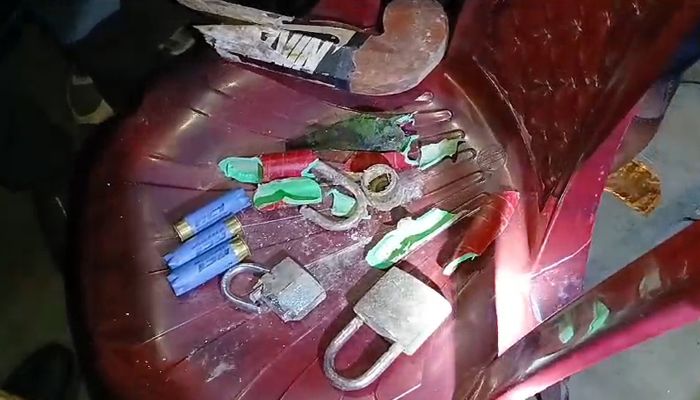 স্বতন্ত্র প্রার্থীর সমর্থক ইউপি চেয়ারম্যানের বাড়িতে প্রতিক্ষের গুলির খোসা। প্রবা ফটো