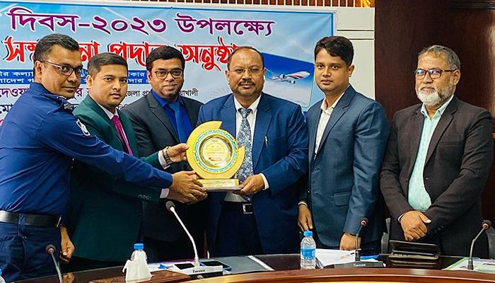 নোয়াখালীতে সর্বোচ্চ তিন রেমিট্যান্স প্রেরণকারী পেলেন সম্মাননা 