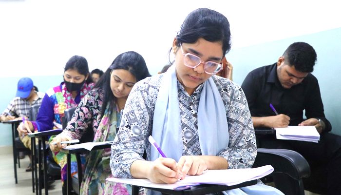 পরিক্ষার হলে প্রথম ধাপের ভর্তি পরিক্ষা দিচ্ছে ভর্তি প্রত্যাশীরা। ছবি : সংগৃহীত