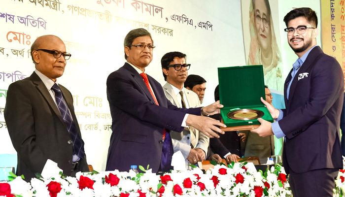 সেরা করদাতার সম্মাননা পেলেন সীমান্ত দাস