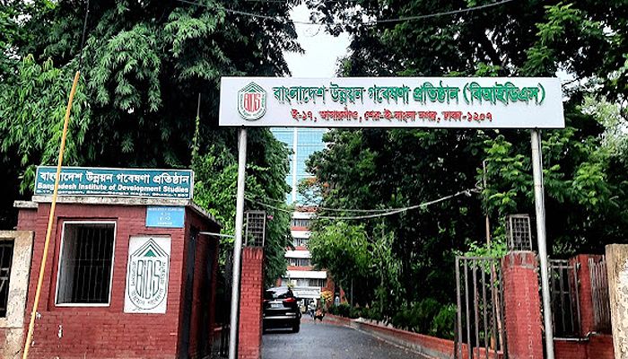 সরকারি খাতে বেতন বৃদ্ধির জেরে দারিদ্র্য বেড়েছে 