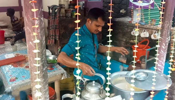 ধোবাউড়া উপজেলার সদর বাজারে মফিজুলের ভাসমান চায়ের দোকান। প্রবা ফটো