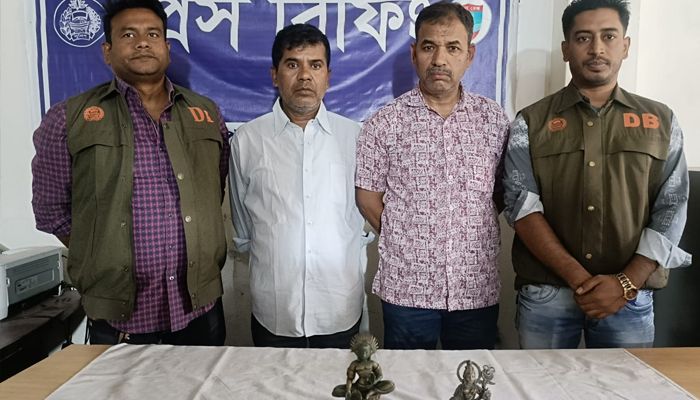 যশোরে নকল কষ্টি মূর্তিসহ গ্রেপ্তার ২
