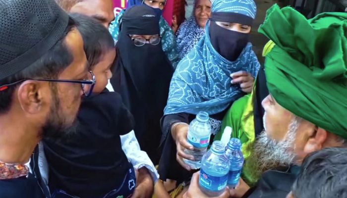ঝাড়-ফুঁক ও পানি পড়া দিয়ে নির্বাচনী প্রচারণা!