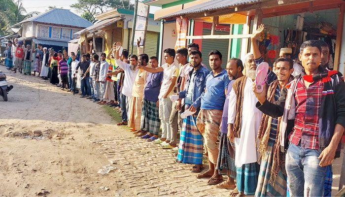 নাম দেওয়ার কথা বলে অর্থ হাতিয়ে নেওয়ার অভিযোগ