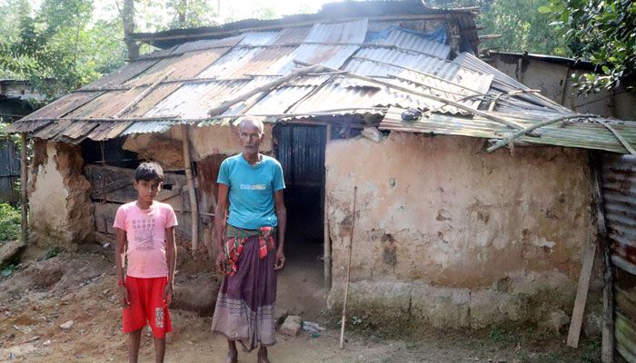 বিধ্বস্ত মাটির ঘরের সামনে সুধির সিং ও তার ছেলে বিনয় সিং। প্রবা ফটো