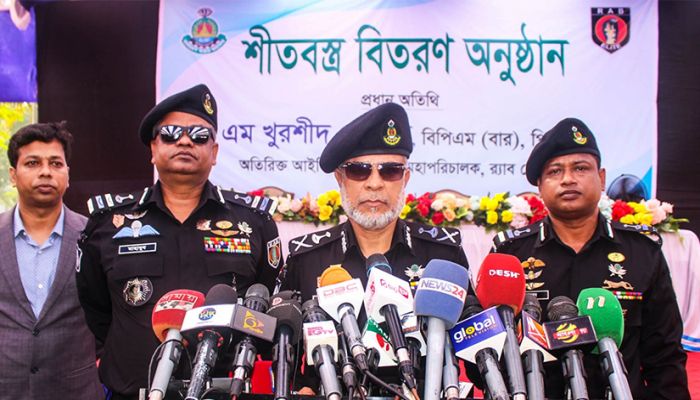 চট্টগ্রামে শীতবস্ত্র বিতরণ অনুষ্ঠানে বক্তব্য দিচ্ছেন র‌্যাবের মহাপরিচালক এম খুরশীদ হোসেন। প্রবা ফটো