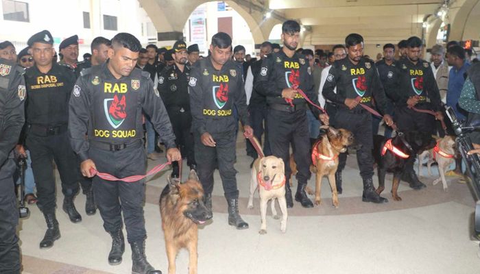 রাজধানীর কমলাপুর রেলস্টেশনসহ আশপাশের এলাকায় নিরাপত্তা জোরদার করেছে আইনশৃঙ্খলা বাহিনীর সদস্যরা। প্রবা ফটো  