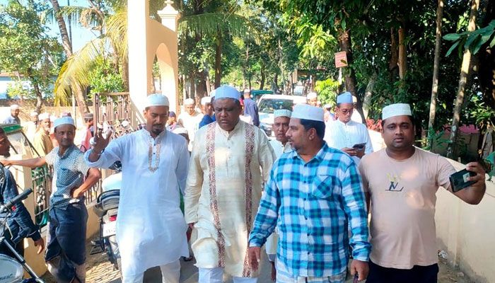 সিলেট নগরীর ২৯নং ওয়ার্ডের পিরোজপুর জামে মসজিদে পবিত্র জুমার নামাজ আদায় শেষে সড়ক পরিদর্শন করেন মেয়র মো. আনোয়ারুজ্জামান চৌধুরী। প্রবা ফটো