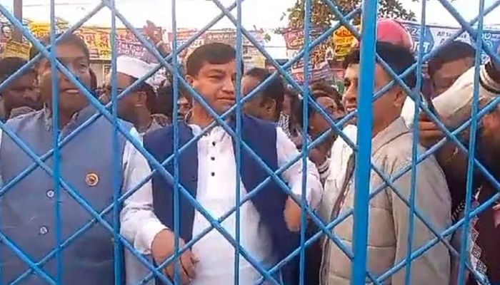 টঙ্গীতে ছাত্রলীগের তালা ভেঙে স্বতন্ত্র প্রার্থীর উঠান বৈঠক