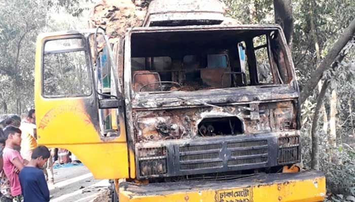 দিনাজপুরে পেট্রোল বোমায় পুড়ল ধান বোঝাই ট্রাক, চালক দগ্ধ